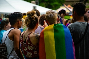 53 % der belgischen LGBTIQ+-Personen vermeiden es, in der Öffentlichkeit Händchen zu halten, 27 % meiden Orte aus Angst, angegriffen zu werden